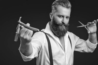 Berber dükkanı reklamı. Erkeklerin kuaförlük becerileri. Siyah üzerine izole edilmiş jilet ve makas tutan Retro kuaför. Kuaförde saç kesimi. Berber saç stili yapıyor. Resmi saç stili.