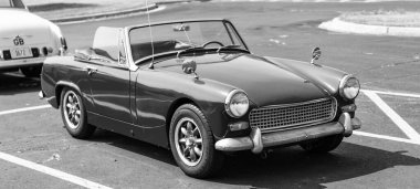 Chicago, Illinois, ABD - 08 Eylül, 2024 - 1961 - 1964 Austin-Healey Sprite Mark II iki koltuk üstü açılabilir, köşe manzaralı. Retro araba. Retro1961 - 1964 Austin-Healey Sprite Mark II arabası. Chicago 'dan Austin Healey