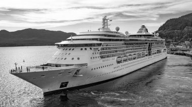 Alaska, ABD - 26 Temmuz 2019: Denizlerin Parlaklığı. Uluslararası Kraliyet Karayipleri. Gemi turu. Alaska limanı ve yolcu gemisi. Seyahat turu. Deniz gezisi. Ketchikan