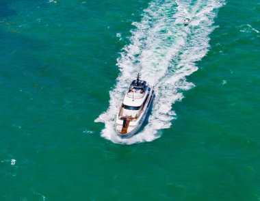 Yat ve yat limanı. Yat teknesi kalkıyor. Deniz manzaralı lüks bir motorlu tekne. Yaz tatili. Tekne gezisi. Lüks bir yaşam tarzı ve seyahat. Deniz botu yat limanına gider. Sonsuz deniz.