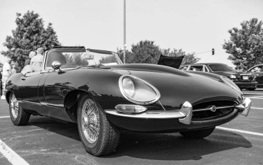 Chicago, Illinois, ABD - 08 Eylül 2024: Jaguar E Tipi 1969 üstü açılabilir araç, köşe manzaralı. Retro vintage sportscar. Üstü açılır Jaguar E tipi araba. Chicago 'da Jaguar E Tipi