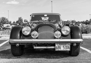 Chicago, Illinois, ABD - 08 Eylül 2024: Morgan Plus 8 üstü açık spor araba, ön görüş. Retro mavi araba. Retro Morgan Plus 8 numaralı araba. Morgan + 8 Chicago 'da mavi