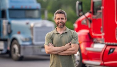 Kamyonetin önündeki İspanyol adam. Yarı kamyon aracı. Kamyon şoförü. Ulaşım endüstrisi. Kamyonetin yanında bir adam var. Kamyon şoförü. Kamyon sahibi. Nakliye araçları. Kamyoncu hayatı.