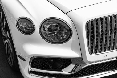 Chicago, Illinois, ABD - 08 Eylül 2024: Bentley Flying Spur V8 aracı, yakın plan. Beyaz lüks araba. Lüks bir Bentley Flying Spur V8. Chicago 'da Bentley Flying Spur V8