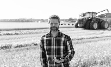 Tablet çekli İspanyol çiftçi. Ekin hasadı. Tarlada tableti olan çiftçi tarımcı adam. Modern tarımın teknolojisi. Tarlada tabletle çalışan çiftçi. Yenilik alanı.