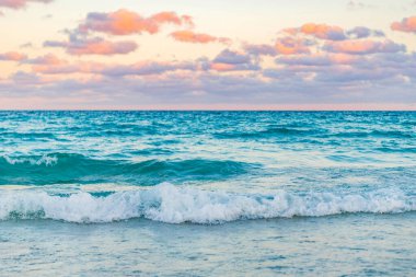 Denizde dramatik gündoğumu ufku. Günbatımı deniz manzarasında romantik bir yaz tatili. Okyanusta gün batımı. Yaz tatilinde gün batımı deniz manzarası. Deniz kıyısında gün doğumu. Deniz dalgaları.
