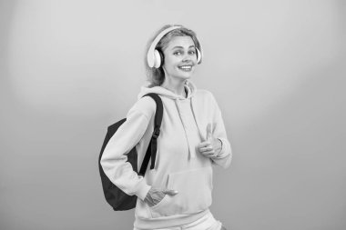 Bilgi toplama günü. Bilgi ve eğitim. Öğrenci hayatı. Genç bir kız mavi üzerine izole edilmiş. 1 Eylül. Üniversitede eğitim. Öğrenci kız okul çantasını tutuyor. Okula dönelim. Başparmak yukarı..