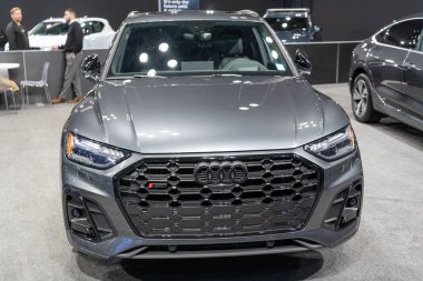 New York City, ABD - 27 Mart 2024: Audi SQ5 otomobilini temsil etmektedir. Audi SQ5 lüks SUV araba. Audi SQ5 lüks araç. Audi SQ5 metalik gri, köşe görünümü.