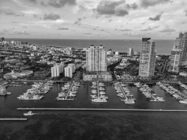 Miami 'deki Marina. Florida 'da günbatımı. Biscayne Körfezi. Lüks yatı olan Miami marinası. Yaz tatili. Lüks Güney Sahili marinası. Lüks bir yat. Miami güney sahili hava manzaralı. Yat Kulübü.