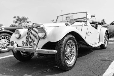 Chicago, Illinois, ABD - 08 Eylül 2024: MG TF spor arabası 1950 üstü açılabilir araç, ön görüş. Retro spor araba. Üstü açık MG TF araba. MG TF beyaz