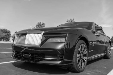 Chicago, Illinois, ABD - 08 Eylül 2024 Rolls Royce Spectre elektrikli süper coupe arabası, köşe manzaralı. Elektrikli araba. Rolls Royce Spectre elektrikli araba. Chicago 'dan Rolls Royce Spectre