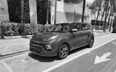 Miami Beach, Florida USA - 8 Haziran 2024 Miami Beach 'te Kia soul Pembesi. Kia soul gt imzası özel Kore arabasıdır..