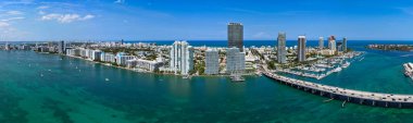 Miami ufuk çizgisinin panoramik görüntüsü. Miami 'nin panoramik şehir manzarası ve kıyı gökdelenleri. Yukarıdan Miami Sahili 'nin panoramik manzarası