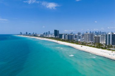 Turkuaz suları olan Miami plajı. Kumlu sahil şeridi ve dalgaların havadan görünüşü. Kumsallı tropik Miami sahnesi. Güney Miami 'nin okyanusu. Miami Sahili Panoramisi