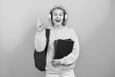 Bilgi toplama günü. Üniversitede eğitim. Maviyle izole edilmiş bir kızın ödevi. Bilgi ve eğitim. Okul eğitimi. Modern eğitim. Kız öğrenci çalışma kitabını tutuyor. Okula dönelim. Öğrenci geliştirme.