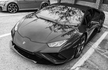 Chicago, Illinois - 29 Eylül 2020 Lamborghini Huracan LP 640-4 EVO Spyder. Kırmızı 2020 Lamborghini Huracan LP 640-4 EVO Spyder sokağa park etmiş. Lamborghini İtalyan lüks arabasıdır.