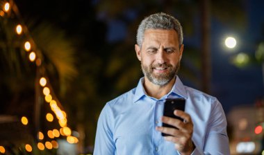 İş adamı telefonda sohbet ediyor. Akıllı telefon kullanan bir iş adamı. Başarılı bir iş adamı internette sohbet ediyor. Dışarıdaki iş adamı. İş adamı cep telefonuyla konuşuyor. İş sohbeti, boşluk pankartı kopyala.