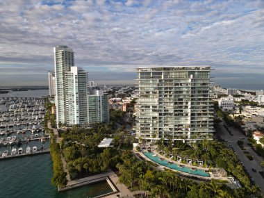 Florida 'nın ünlü sahil şeridi Miami Panorama' sı. Miami kıyılarının yukarısında İHA atışı