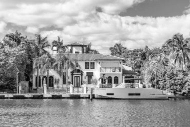 Otel binası. Konut mimarisi. Modern bina. Rıhtımda bir apartman dairesi. Rıhtım manzaralı bir ev. Yazın özel tatil binası. Lüks liman evi..