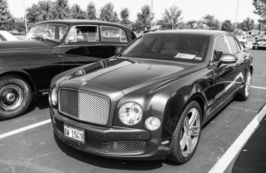 Chicago, Illinois, ABD - 08 Eylül 2024: 2012 Bentley Mulsanne aracı, köşe manzaralı. Lüks araba. Kahverengi Bentley Mulsanne arabası. Bentley Mulsanne Chicago 'da
