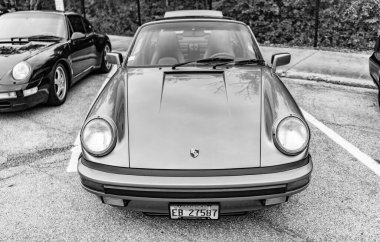 Chicago, Illinois - 29 Eylül, 2024 Porsche 911 Carrera Targa caddeye park etti. 1989 Porsche 911 Carrera Targa lüks spor antika araba