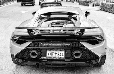 Miami Beach, Florida USA - 9 Haziran 2024 Lamborghini Huracan Tecnica Green Miami plajında. Lamborghini lüks bir İtalyan otomobil üreticisi.