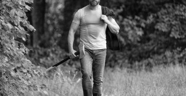 Ormanların yok edilmesi. Baltalı yakışıklı bir adam. Ormanda baltayla oduncu. Keresteci gömlekli ve baltası ağır. Güçlü adam ormanda çalışır. Ormandaki oduncu adamlar, biçilmiş kaftan. Oduncu baltayı taşıyor..