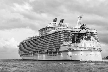 Denizde seyahat et. Yolcu gemisinde tatil. Lüks yolcu gemisi. Gemi limandan ayrılıyor. Deniz gezisi. Seyahat ve seyahat. Gemi seyahati. Yaz tatilinde yolcu gemisine bakın. Yolculuk..