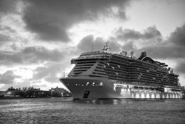 Deniz gezisi. Seyahat ve seyahat, bayrak. Gemi seyahati. Yaz tatilinde yolcu gemisine bakın. Denizde seyahat et. Yolcu gemisinde tatil. Lüks yolcu gemisi. Gemi port 'tan ayrılıyor.