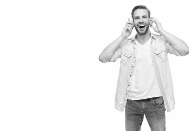 Müzik konsepti. Z jenerasyonu yaşam tarzı. Müzik kulaklıklarıyla ses dinleyen adam. Beyaz tenli bir adam izole edilmiş. Öğrenci çocuk, sesi dinle. Milenyum adamı kulaklıkla müzik dinler. Boşluğu kopyala.