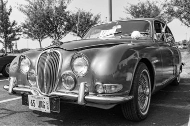 Chicago, Illinois, ABD - 08 Eylül 2024: Silver Vintage araba Jaguar S Tipi MK II 3.4 Liters retro spor araba, ön görüş. Retro spor araba. Şatafatlı Gümüş Vintage araba Jaguar S Tip 3.4 Liter mark 2 Chicago 'da