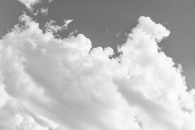 Gökyüzünde bulutlar olan mavi gökyüzü. Gökyüzü bulutları. Yumuşak güneş ışığıyla beyaz bulutlu cennet. Pastel mavi gökyüzü arka planında bulutlar