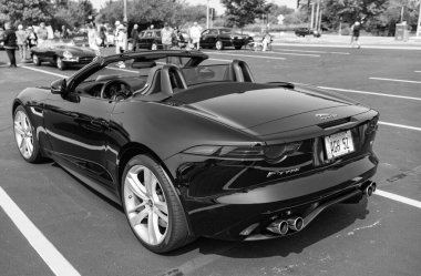 Chicago, Illinois, ABD - 08 Eylül 2024: Jaguar F-TYPE S v8 AWD Üstü açılabilir araç, ön görüş. Modern Jaguar F-TYPE S v8 AWD üstü açılabilir araba siyahı. F-TYPE R75 AWD üstü açık araba. F-TYPE S v8 AWD Üstü açılabilir Chicago 'da