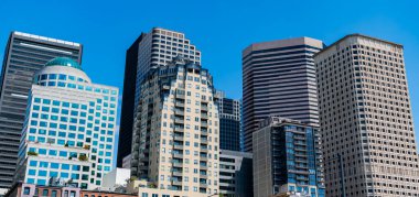 Gökdelenin şehir mimarisi. Şehir manzaralı bir şehir. Gökdelen şehir manzarası. Şehir merkezindeki modern şehir. İş şehri. İş bölgesindeki gökdelen binasının manzarası. Büyük gökdelenler.