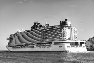 Lüks deniz tatili. Gemi seyahati. Yaz tatilinde Majestic yolcu gemisi. Gemi seyahati ve deniz seyahati. Lüks yolcu gemisi manzarası. Gemi Miami sahil limanından ayrılıyor. Lüks gemi seyahatleri.