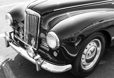 Chicago, Illinois, ABD - 08 Eylül, 2024: 1951 Sunbeam Talbot Alpine 90 üstü açılabilir spor araba, köşe manzaralı. Retro spor araba. Üstü açık Sunbeam Talbot Alp 90. Tsunbeam Talbot Alp 90 üstü açık araba Chicago 'da.