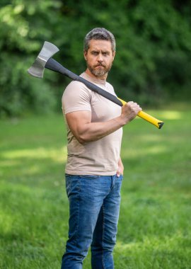 Acımasız oduncu. Vahşilik ve erkeklik. Baltalı İspanyol oduncu adam. Oduncu baltası. Ağaç kesen baltalı adam. Çalışkan, acımasız adam. Oduncu dışarıda çok çalışıyor. Orman işçisi.