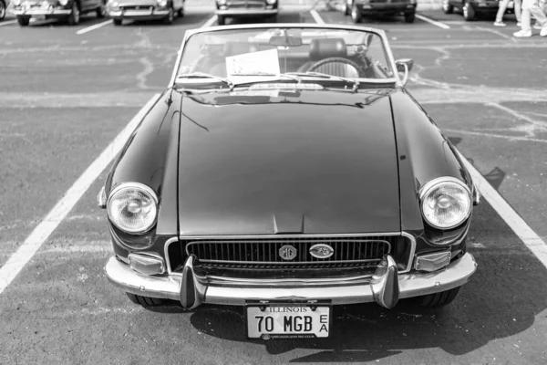 Chicago, Illinois, ABD - 08 Eylül 2024: MG MGB 1971 - 1973 üstü açık spor araba, ön görüş. Retro yeşil spor araba. Üstü açık MG MGB arabası. Chicago 'da MG MGB
