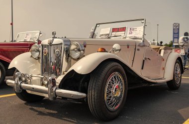 Chicago, Illinois, ABD - 08 Eylül 2024: MG T retro spor arabası 1952 üstü açılır araç, köşe manzaralı. Retro spor araba. Üstü açılır MG T arabası. Chicago 'da MG T