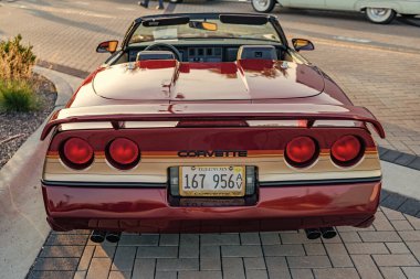 Park Ridge, Illinois, ABD - 22 Ağustos 2024: Chevrolet Corvette C4 eski araba. Chevrolet Corvette C4 'ün üstü açık arabası. Chevy Corvette. Dönüştürülebilir araba otomobil fuarına park edilmiş..