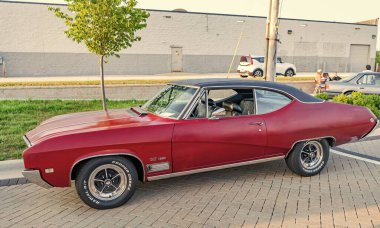 Park Ridge, Illinois, ABD - 22 Ağustos 2024: Buick GS 400 açık hava. Otomobil fuarında park edilmiş Retro araba, yan görüş. Buick GS 400 arabası. Klasik araba Buick GS 400 kırmızı renk.