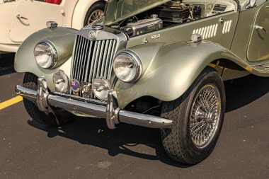 Chicago, Illinois, ABD - 08 Eylül 1954 MG TF 1500 iki koltuklu, üstü açılabilir eski araba, köşe manzaralı. Retro metalik yeşil araba. 1954 MG TF 1500 model araba. 1954 Chicago 'da MG TF