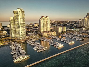 Lüks Güney Sahili marinası. Lüks bir yat. Miami güney sahili manzaralı. Yat kulübü. Marina Miami, Florida 'da. Lüks yatlar. Biscayne Körfezi. Lüks yatı olan Miami marinası. Yaz tatili. Liman marina manzarası.