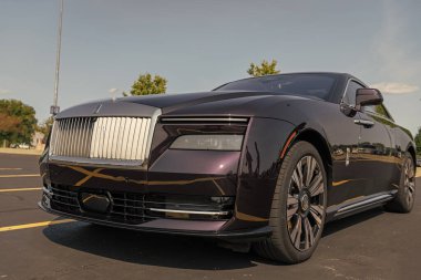 Chicago, Illinois, ABD - 08 Eylül 2024 Rolls Royce Spectre elektrikli süper coupe arabası, köşe manzaralı. Elektrikli araba. Rolls Royce Spectre elektrikli araba. Chicago 'dan Rolls Royce Spectre