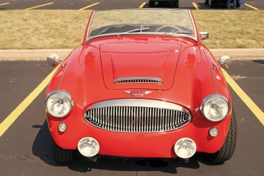 Chicago, Illinois, ABD - 08 Eylül 2024: 1962 Austin Healey 3000 iki koltuklu, üstü açılabilir eski araba, köşe manzaralı. Retro araba. Retro Austin Healey 3000 araba. Chicago 'dan Austin Healey