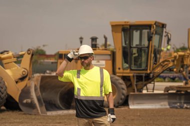 İnşaatçı. Ağır makinelerde işçi danışmanı. İnşaatta sanayi işçisi. İnşaat mühendisi. Denetmen mühendis. İnşaat alanında çalışan bir işçi. İşçi Bayramı.