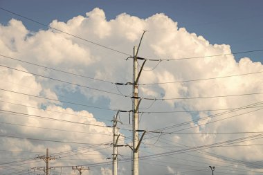 Elektrik güç pilonu. Elektrik kulesi. Elektrik enerjisi. Güç iletim kulesi. Elektrik hatları ve gökyüzü. Yeşil enerji. Elektrik voltaj istasyonu. Yüksek gerilim.