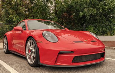 Chicago, Illinois - 29 Eylül 2024: 2023 Porsche 911 GT3 Touring kırmızı rengi. Porsche 911 GT3 turu sokağa park edilmiş. Köşeden bak. Porsche 911 GT3 Chicago turu