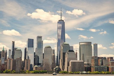 Hudson River, New York 'tan Manhattan manzarası. ABD, New York, Manhattan. Aşağı Manhattan silueti. New York, Birleşik Devletler. Manhattan 'da New York şehrinin silüeti.
