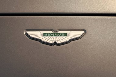 Chicago, Illinois, ABD - 08 Eylül 2024: Aton Martin kara fon üzerine. İngiliz lüks spor araba üreticisi Aston Martin 'in logosu 1913' te kuruldu...